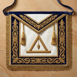 Tablier maçonnique de luxe personnalisé en cuir blanc, velours bleu, broderie dorée, franges et pompons - Product Image 1