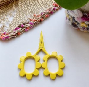 Tijeras de Bordado Pequeñas Putford Blancas de Dos Tonos con Diseño Circular, Mango de Plástico, Hoja de Acero Inoxidable, Diseño Bonito Degen - Product Image 4