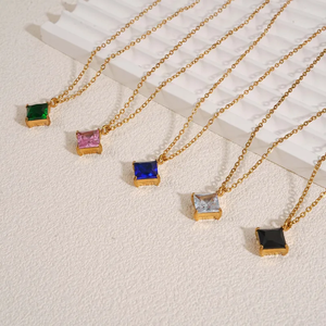 Collier pendentif carré pour femme en acier inoxydable 304 avec finition plaquée or véritable 18 carats et incrustation de verre sur chaîne câblée - Product Image 6