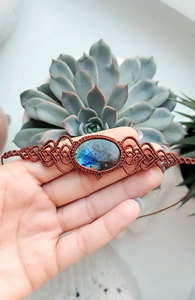 สร้อยข้อมือมาคราเม่ลาบราโดไรต์ ประกายสีฟ้า รูปไข่ เชือกสีน้ำตาล สไตล์โบโฮ ทำมือ ปรับขนาดได้ เครื่องประดับโดดเด่น HARI OM CREATIONS สำหรับทุกเพศ - Product Image 2