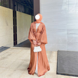 Abaya longue et élégante pour femme Loriya, à ouverture frontale, avec maille brillante en polyester, manches classiques, couleur unie, coupe islamique en A. - Product Image 2