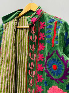 Chaqueta Bomber de Terciopelo Bordada a Mano con Diseño Suzani para Mujer, Elegante, para Todas las Temporadas, Moderna, con Estampado Floral y Cuello Alto - Product Image 4