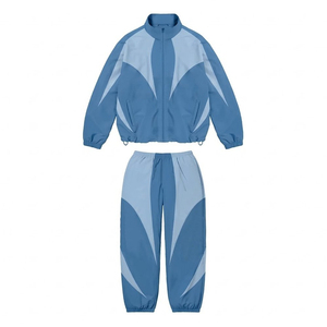 Nuevas tendencias, conjunto de pantalones cortavientos de nailon para hombre con logo personalizado en negro con paneles grises, para verano, estilo vintage, chaqueta de streetwear. - Product Image 1