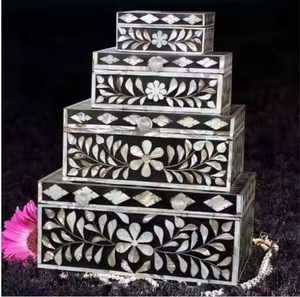 Boîte à bijoux en bois sculpté avec couvercle, style vintage, boîte à bijoux artisanale en bois, boîte de rangement pour bijoux en bois. - Product Image 2