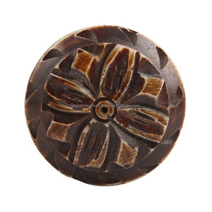 Bouchon de bouteille de vin en métal et en bois avec nickelage et finition polonaise en bois naturel forme ronde en relief pour bouteille - Product Image 2