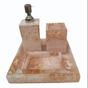 Juego de Accesorios de Baño de Resina Rosa con Lámina Dorada y Efecto Mármol, 4 Piezas: Dispensador de Jabón, Portacepillos de Dientes, Bandeja y Caja para Artículos de Aseo para Hotel y Hogar - Product Image 1