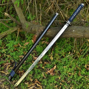 Katana japonais de samouraï, lame bleue, manche enveloppé, finitions argentées - Product Image 1