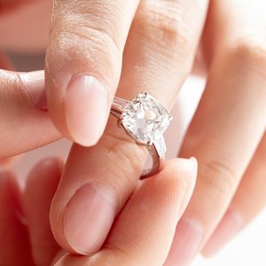 Bague de luxe pour femme en or blanc massif 14 carats avec diamant de laboratoire 3 carats certifié IGI, bague de fiançailles trois pierres de luxe - Product Image 4