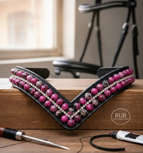 Diadema para Caballo en Forma de V de Lujo Rub International - Hecha a Mano con Cuentas de Cristal Rosa y Piedras de la Suerte - Cuero Negro Premium Cómodo - Product Image 1