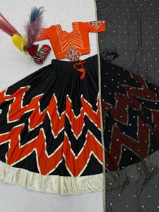 Ensemble Lehenga Choli Traditionnel Indien Brodé et Élégant pour Femme – Tenue de Fête Ethnique avec Dupatta - Product Image 5
