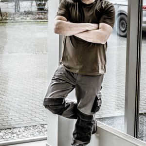 เสื้อยืดผู้ชายพรีเมียมสีน้ำตาล ผ้าฝ้าย โมชั่นเท็กซ์ เนื้อนุ่ม น้ำหนักเบา ระบายอากาศได้ดี สวมใส่สบาย - Product Image 3