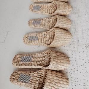 Pantoufles en jacinthe d'eau fabriquées à la main au Vietnam, pantoufles naturelles pour hôtel, plage, fabricant en gros, export - Product Image 1