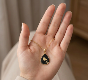 Pendentif artisanal tendance en laiton doré avec oiseau en émail noir pour femme, chaîne ajustable résistante au ternissement, idéal pour les fiançailles - Product Image 4