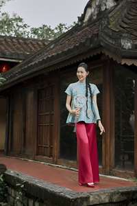 ชุดเดรสผู้หญิงเวียดนามแบบใหม่ ลายฟีนิกซ์ ผ้าไหมเนื้อนุ่ม สไตล์เบบี้ดอลล์ สีฟ้าอ่อน ดีไซน์หวานละมุน รุ่น KPP16 - Product Image 3