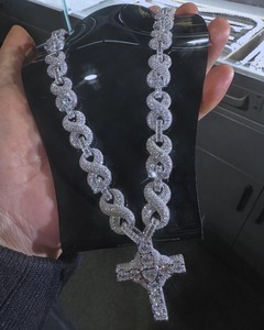 Pendentif croix en moissanite de qualité supérieure pour bijoux de mariée et de mariage, disponible pour une livraison mondiale - Product Image 2