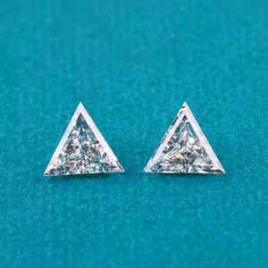 เพชรทรงสามเหลี่ยมเพาะเลี้ยงในห้องปฏิบัติการคู่หนึ่ง น้ำหนัก 0.61 ถึง 1.51 กะรัต ความสะอาดระดับ VVS1 ถึง VS2 รับรองโดย IGI เพชรเม็ดเดี่ยวสำหรับเครื่องประดับหมั้นและงานแต่งงาน - Product Image 1