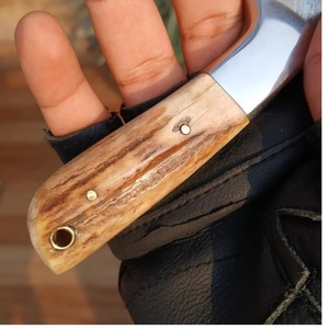 Cuchillo de Caza y Camping de Acero de Damasco Premium OEM con Mango de Cuerno de Ciervo y Funda de Cuero para EE. UU. y Europa - Product Image 5