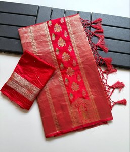 Pallu de créateur riche et élégant, à bordure traditionnelle, avec finition luxueuse, teint à la main, couleur unie, en soie satinée. - Product Image 1