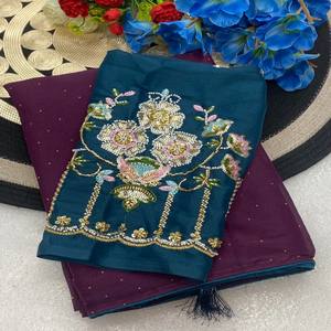 Sari de luxe VASTRA COTTAGE en Georgette avec broderies florales lourdes et bordure festonnée - Product Image 2