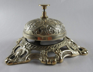Campana de Escritorio de Latón Antiguo, Campana de Mesa Decorativa Vintage con Diseño Floral Grabado, Campana de Servicio para Recepción de Hotel - Product Image 1