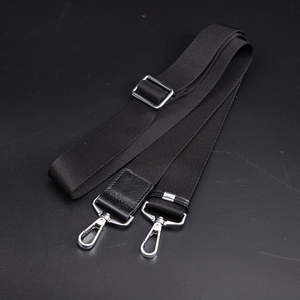 MAKUM Bolsa de Viaje/Deportiva de Cuero Genuino Negro, Unisex, Correa de Hombro Ajustable, Decoración con Cadenas y Cremallera, Impermeable, Ecológica - Product Image 5