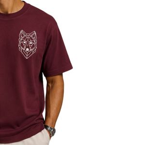 เสื้อยืดโอเวอร์ไซส์สีแดงเลือดหมูสำหรับผู้ชาย ปักโลโก้หมาป่าตามสั่ง ผ้าคอตตอนหนา สตรีทแวร์ คอกลม แขนสั้น สวมใส่สบายทรงหลวมสำหรับฤดูร้อน - Product Image 4