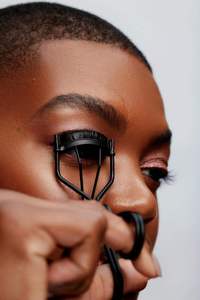 Recourbe-cils en plastique noir UBI et recharge avec instructions pour toutes les formes d'yeux, modèle UBI-1786, utilisation manuelle - Product Image 2