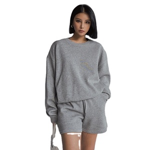 Conjunto de Sudadera y Pantalones Cortos para Mujer, Color Gris Sólido, Corte Holgado, Cuello Redondo, con Logotipo Frontal, Ropa Casual, Manga Larga, Algodón Transpirable - Product Image 1