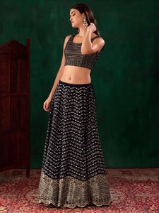 Ensemble Lehenga en satin de soie indien brodé de fleurs pour femme, avec crop top sans manches et jupe longue jusqu'aux chevilles, idéal pour les festivals et les soirées - Product Image 2
