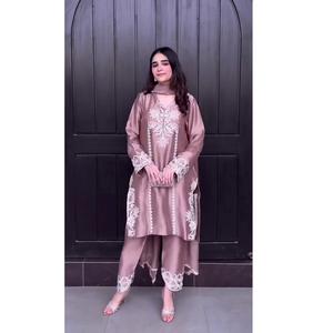 Traje Tradicional Khwaab Estilo Farshi Salwar, Tela Crepé de Seda Natural, Bordado, para Bodas, para Exportación - Product Image 1