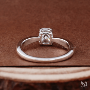 Anillo de compromiso elegante de oro blanco de 10 quilates con un diamante de laboratorio de 1 quilate de corte cojín alargado y tallo pellizcado. - Product Image 3