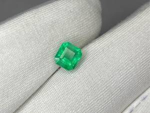 พลอยมรกตธรรมชาติทรงสี่เหลี่ยมเจียระไนสีเขียวสำหรับทำเครื่องประดับ - Product Image 1