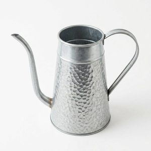 Arrosoir artisanal en fer galvanisé de 32 cm, zinc brut martelé, style vintage Barkha, pour la décoration intérieure et les hôtels - Product Image 3