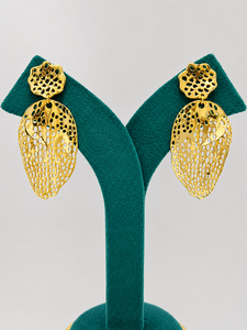 Pendientes de latón con textura de hoja y baño de oro GPC, acabado arenado, diseño de lujo moderno - Product Image 1