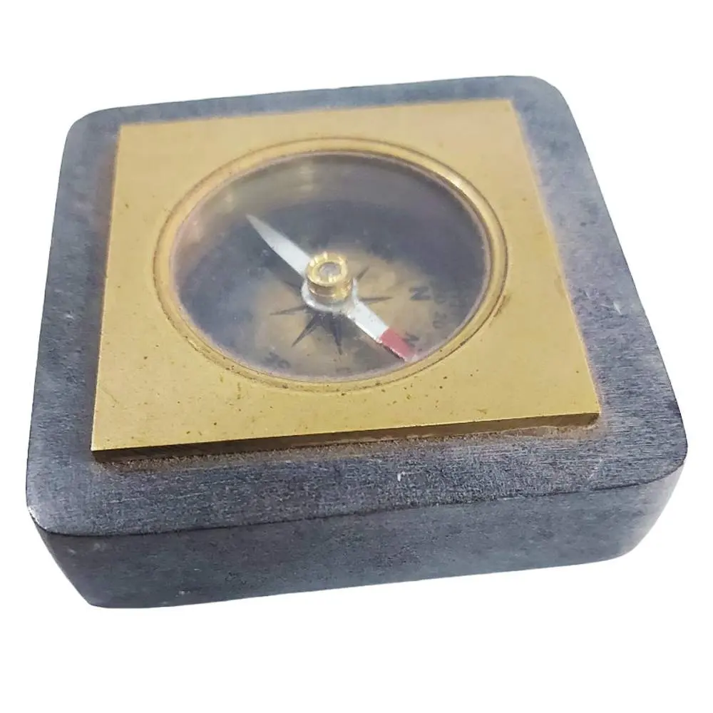 Kompas dalam tampilan antik dasar batu pasir, navigasi kapal maritim kompas Kuningan Kompas bahari dalam kayu atau kotak kulit Logo Anda