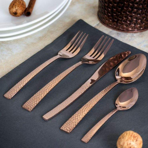 Ensemble de couverts en métal au design contemporain, idéal pour les repas quotidiens en famille et les occasions spéciales dans les maisons modernes - Product Image 1