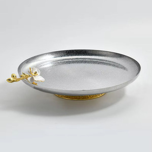 Support à gâteau élégant texturé argenté avec base martelée dorée et une poignée décorative en forme de branche florale blanche exquise - Product Image 4