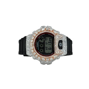 Reloj elegante con incrustaciones de moissanita y diamantes, caja de plata de ley y correa de caucho negra. - Product Image 3