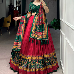Lehenga Choli de Seda Tussar con Estampado Rojo y Trabajo en Foil - Product Image 1
