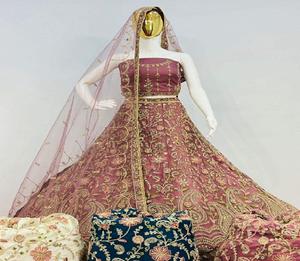 Conjunto de Lehenga de Diseño para Boda con Dupatta Adornada, Trabajo Artístico a Mano y Blusa Estructurada, Disponible en 6 Colores - Product Image 1