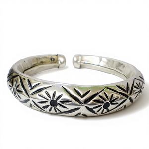 Bracelet en cuivre plaqué argent de luxe, motif de soleil et d'étoile gravé à la main, artisanat métallique sophistiqué à polissage élevé - Product Image 1