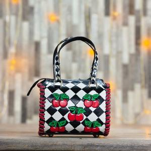 Bolso de Mano de Cuero Genuino de Lujo Venus Leathers, Diseño a Cuadros Blanco y Negro con Patrón de Cerezas, Asa Superior, Cierre de Cremallera, Grande, para Viaje - Product Image 1