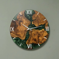 Horloge murale artisanale en résine sur mesure avec bois d'olivier, résine époxy verte, plaque de 25 mm d'épaisseur, mouvement mécanique, style moderne