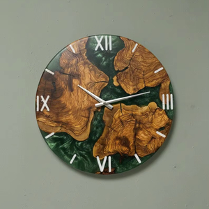 Horloge murale artisanale en bois d'olivier et résine époxy verte sur mesure, décoration moderne - Product Image 1