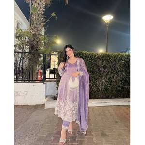 Ensemble robe XL de créateur - Bas et dupatta avec un travail de broderie au fil élégant - Product Image 2