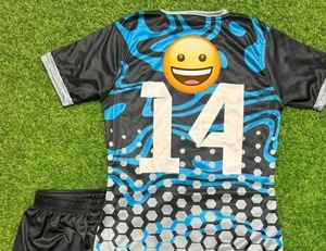 Ensembles de maillots de football personnalisés pour hommes, uniforme de football 2020 avec chaussettes, 100% polyester, col rond, design rayé - Product Image 1