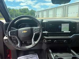 Camioneta Silverado 3500HD 2025 de tamaño completo con tracción en las cuatro ruedas y capacidad todoterreno X31, diseñada para rendimiento y durabilidad - Product Image 3