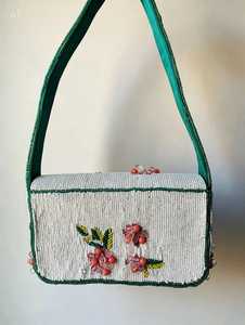 Bolso de Mano de Algodón con Cuentas Florales Hecho a Mano, Forma Rectangular, Ribete Verde, Base Blanca, Cuentas Rosadas y Corales, Bordado Artesanal Coleccionable - Product Image 5