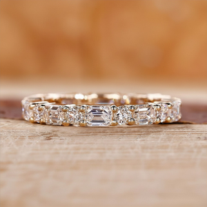 Bague d'éternité en moissanite taille émeraude, certifiée IGI, en or 14 carats, empilable, pour mariage et anniversaire - Product Image 1