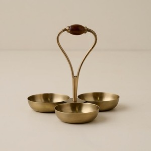 Support à gâteau en métal trois pièces avec poignée en bois, plateau de service rond fait main pour la présentation de desserts - Product Image 1